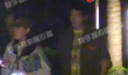 男网红厕所吃瓜,男网红现场吃瓜，揭秘厕所里的秘密生活